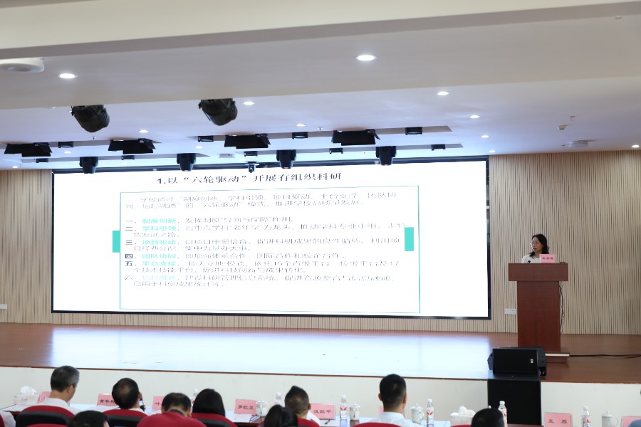 5. 陈东英教授作讲座报告.JPG