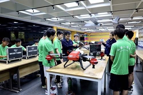 广东开放大学教师指导科创团队开展无人机飞行控制系统研发。 广东开放大学教师指导科创团队开展无人机飞行控制系统研发。